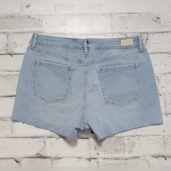 SOFIA Jeans Chi Mid Rise Shorts by Sofia Vergara - Picture 2 of 9